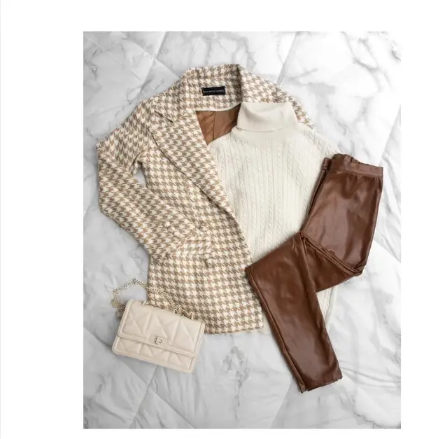 Women's Chic Autumn Outfit Set – Beige Houndstooth Blazer, Cable-Knit Turtleneck, and Brown Faux Leather Pants with Quilted Crossbody Bag